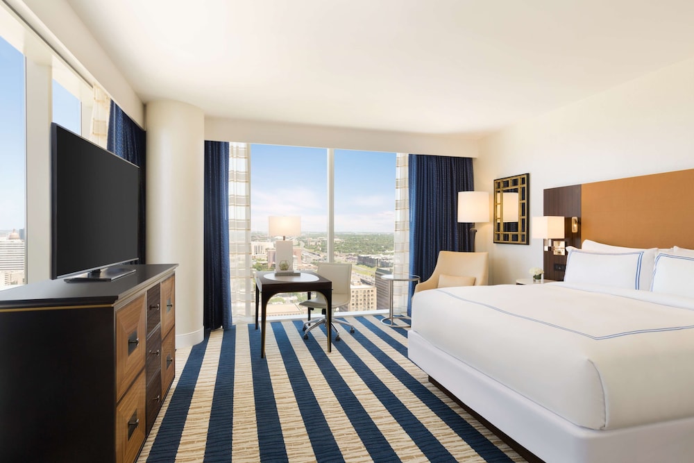 DELUXE, KING BED, ACCESSIBLE