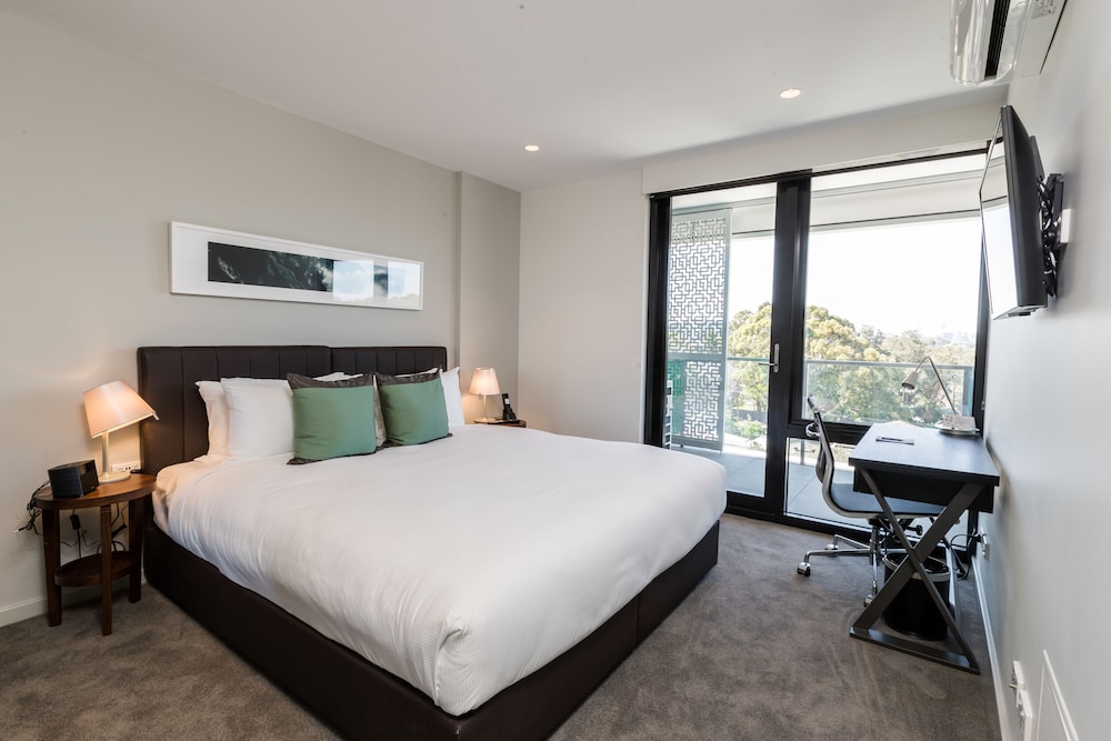 2 Bedrooms, Study, Suite, King and Twin Beds, Balcony
