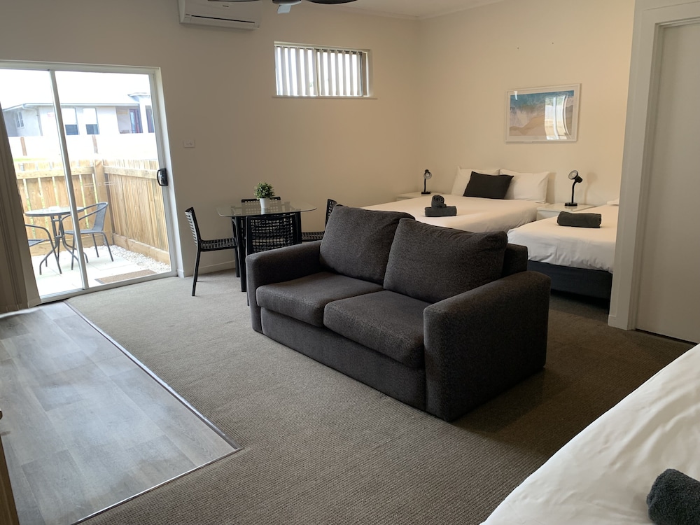 GUICHEN BAY MOTEL 42/54