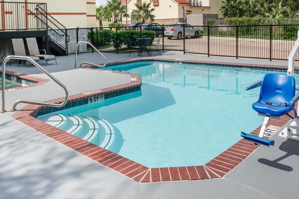 Super 8 By Wyndham Brenham TX 24/33