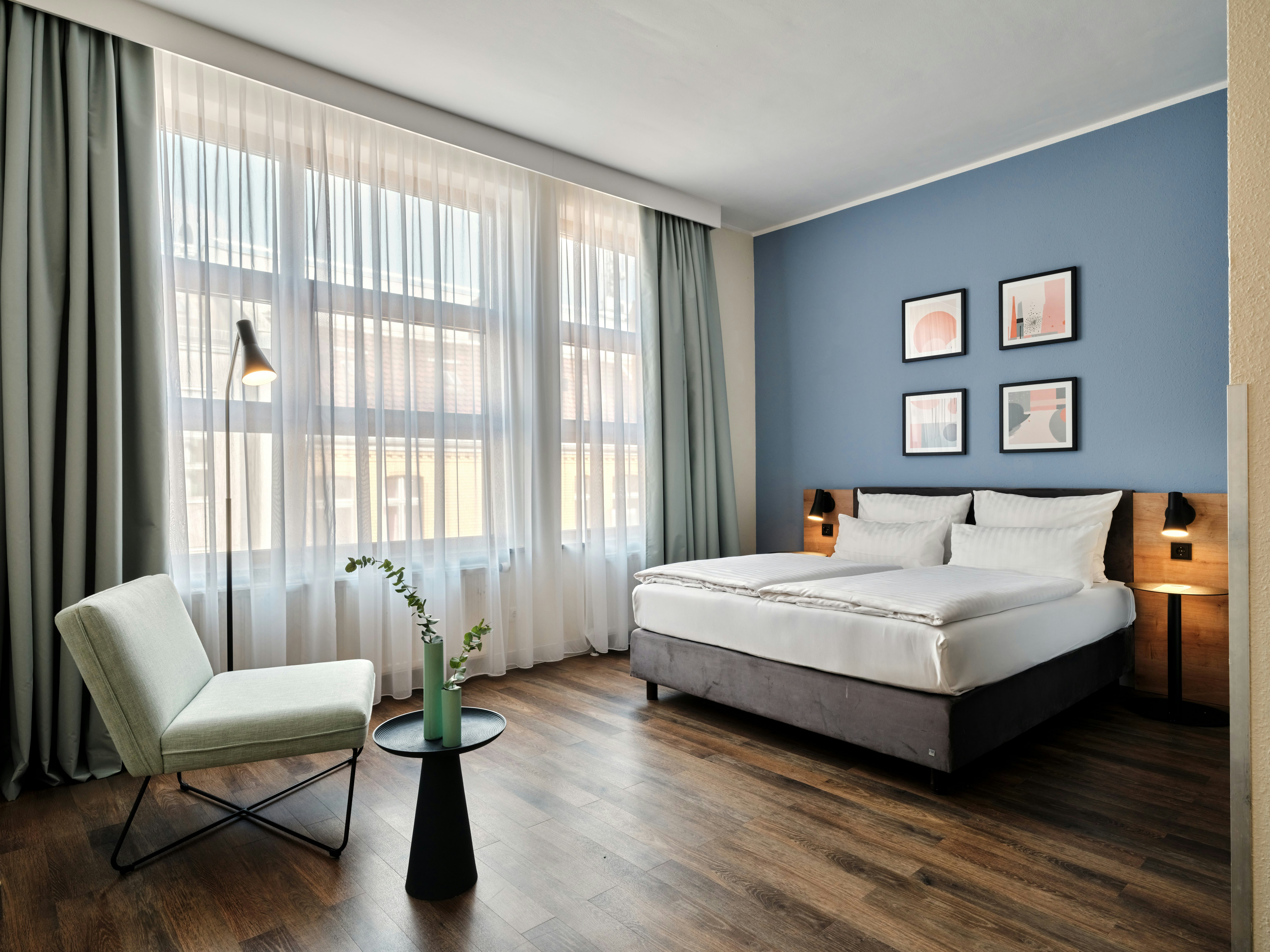 Standard, Queen Bed