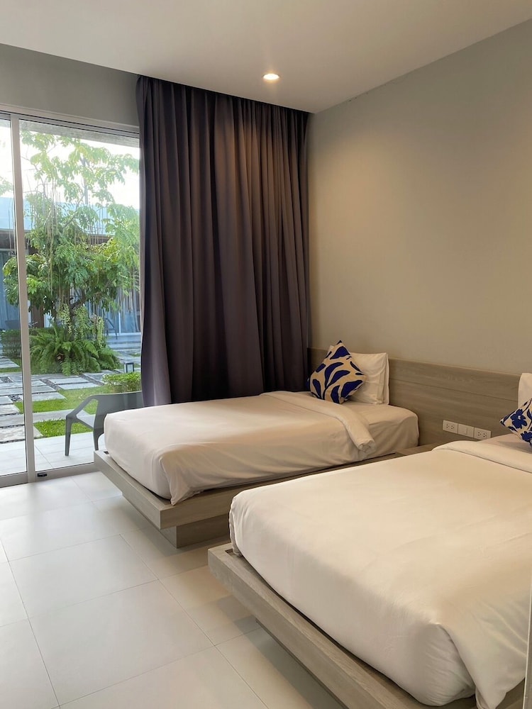 DELUXE, TWIN BEDS, GARDEN VIEW