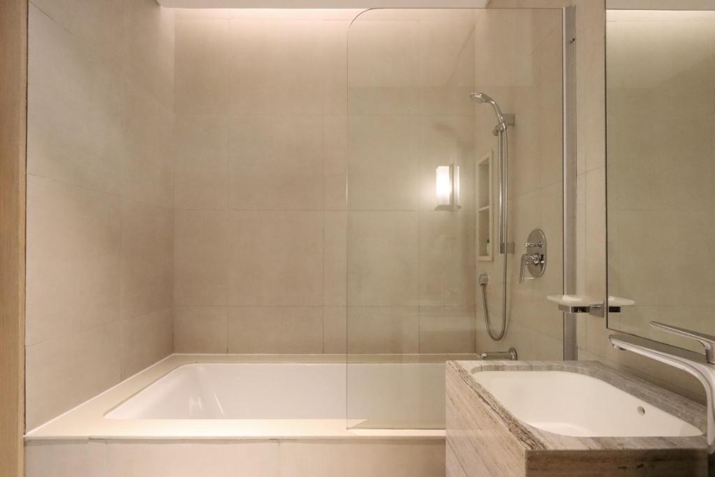 Premium 3B with Skyline View in Address Harbor Point 37/41