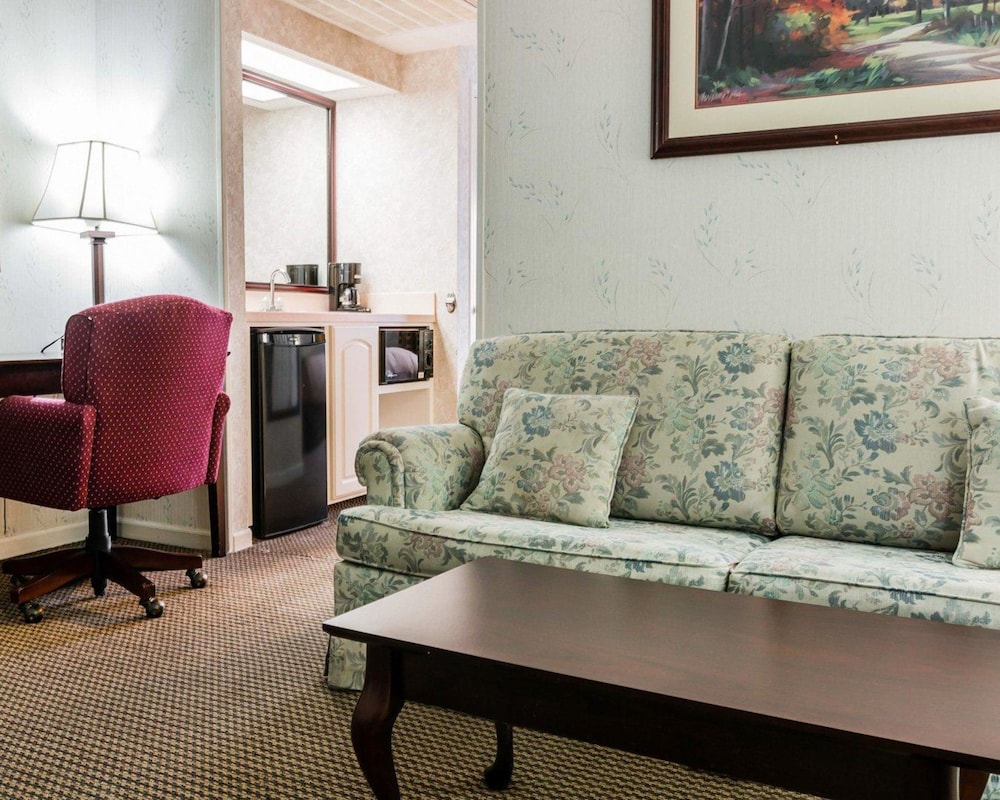 Econo Lodge & Suites Grand Rapids Airport 24/32