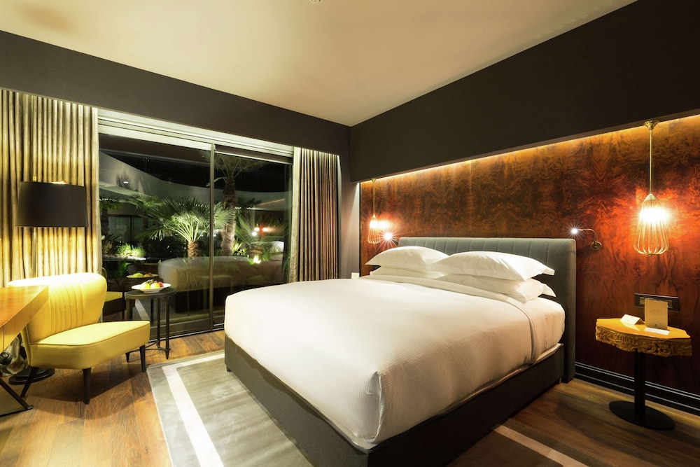 SUPERIOR, KING BED
