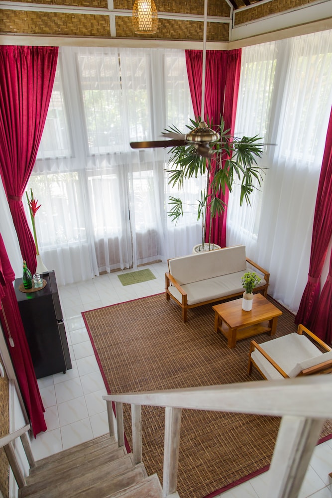 B Saya Villa And Restaurant 25/50