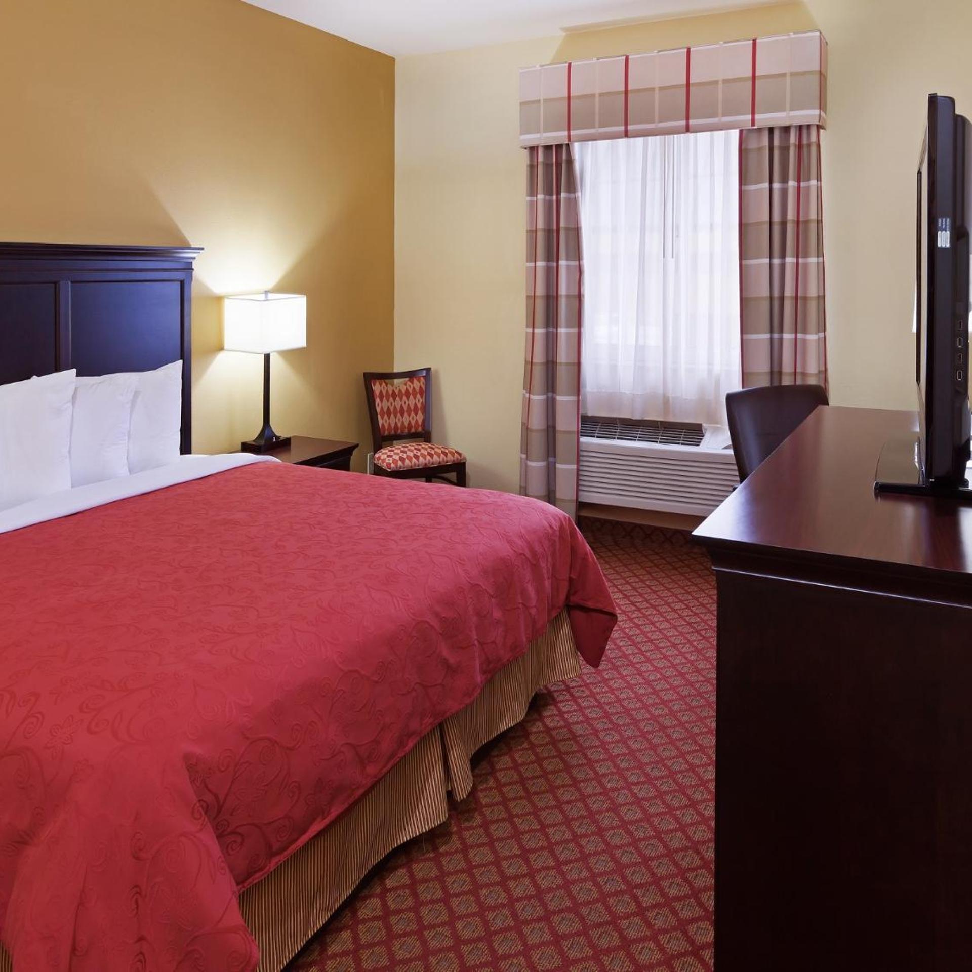 SUITE, KING BED, ACCESSIBLE