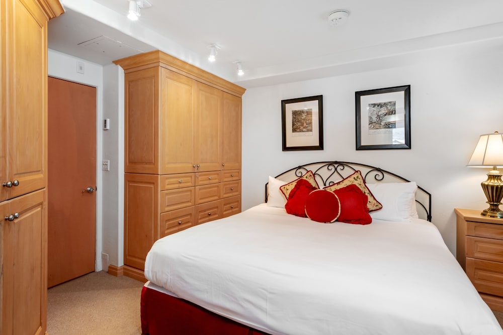 Condo, Bridge, King Bed, Street View