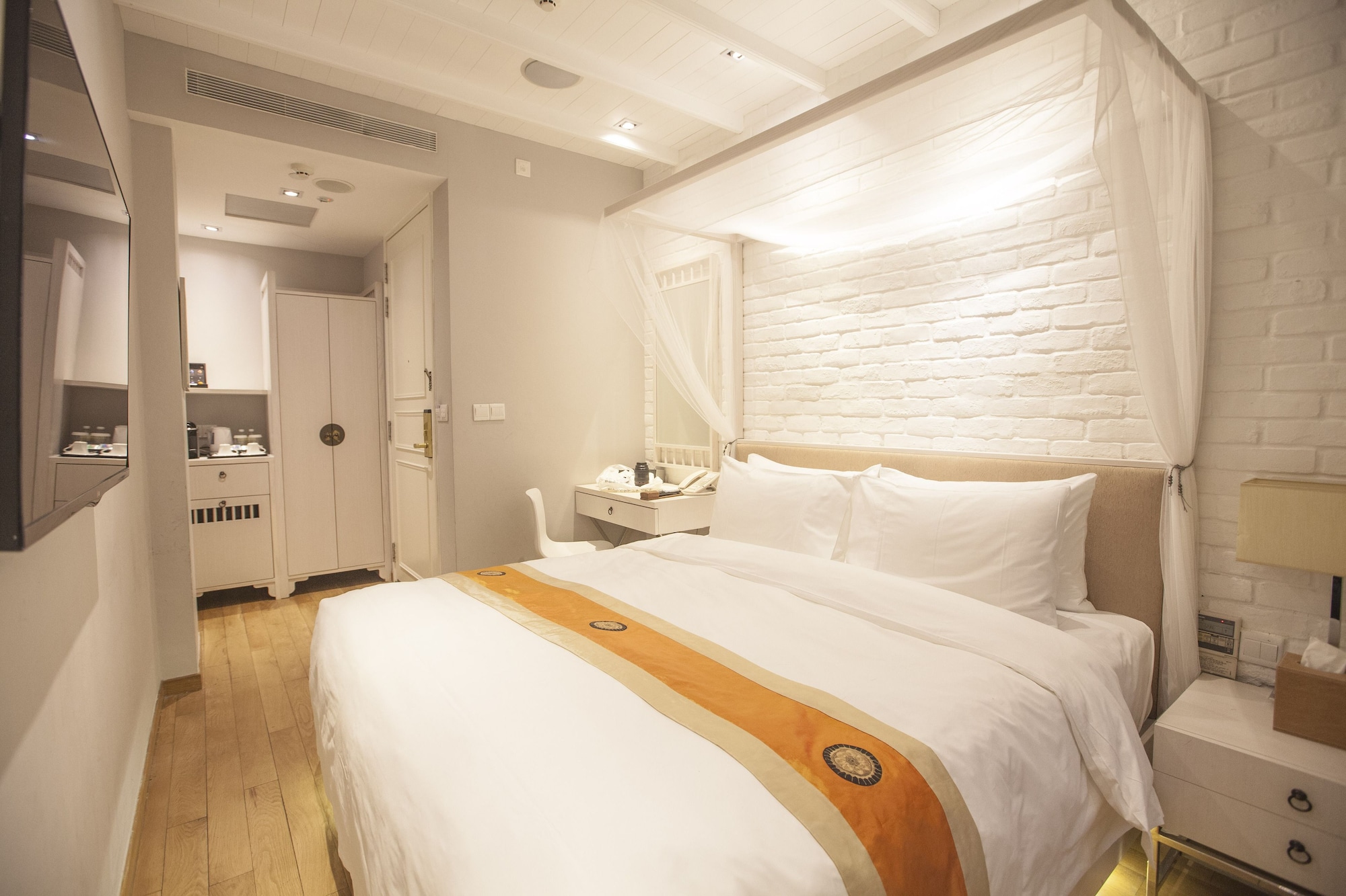 DELUXE, KING BED