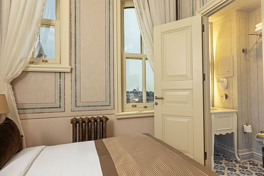 غرفة ديلوكس بسرير كوين، Meroddi Barnathan Hotel 8/10