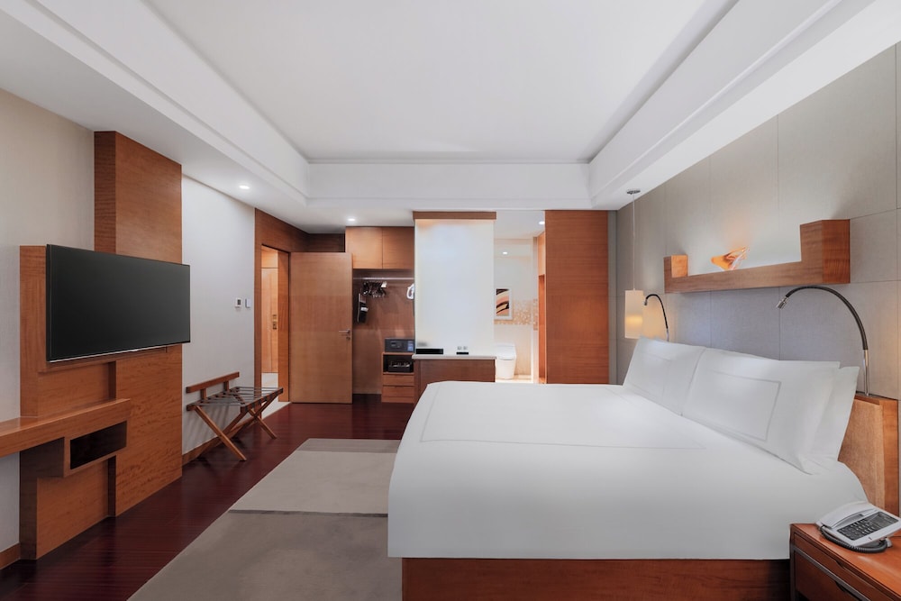 EXECUTIVE, SUITE