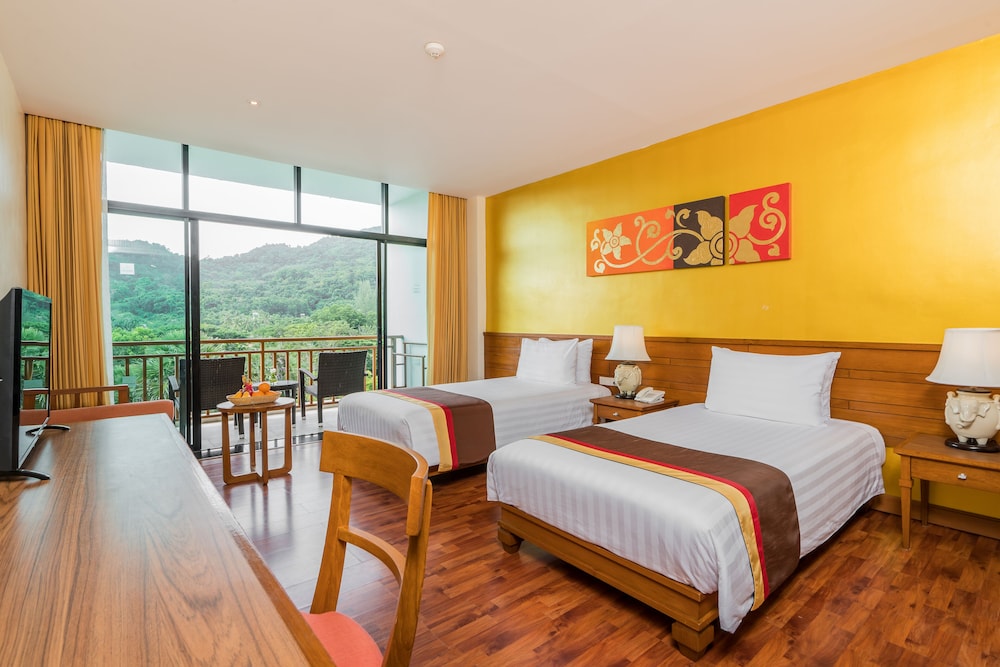Naithonburi Beach Resort 8/43