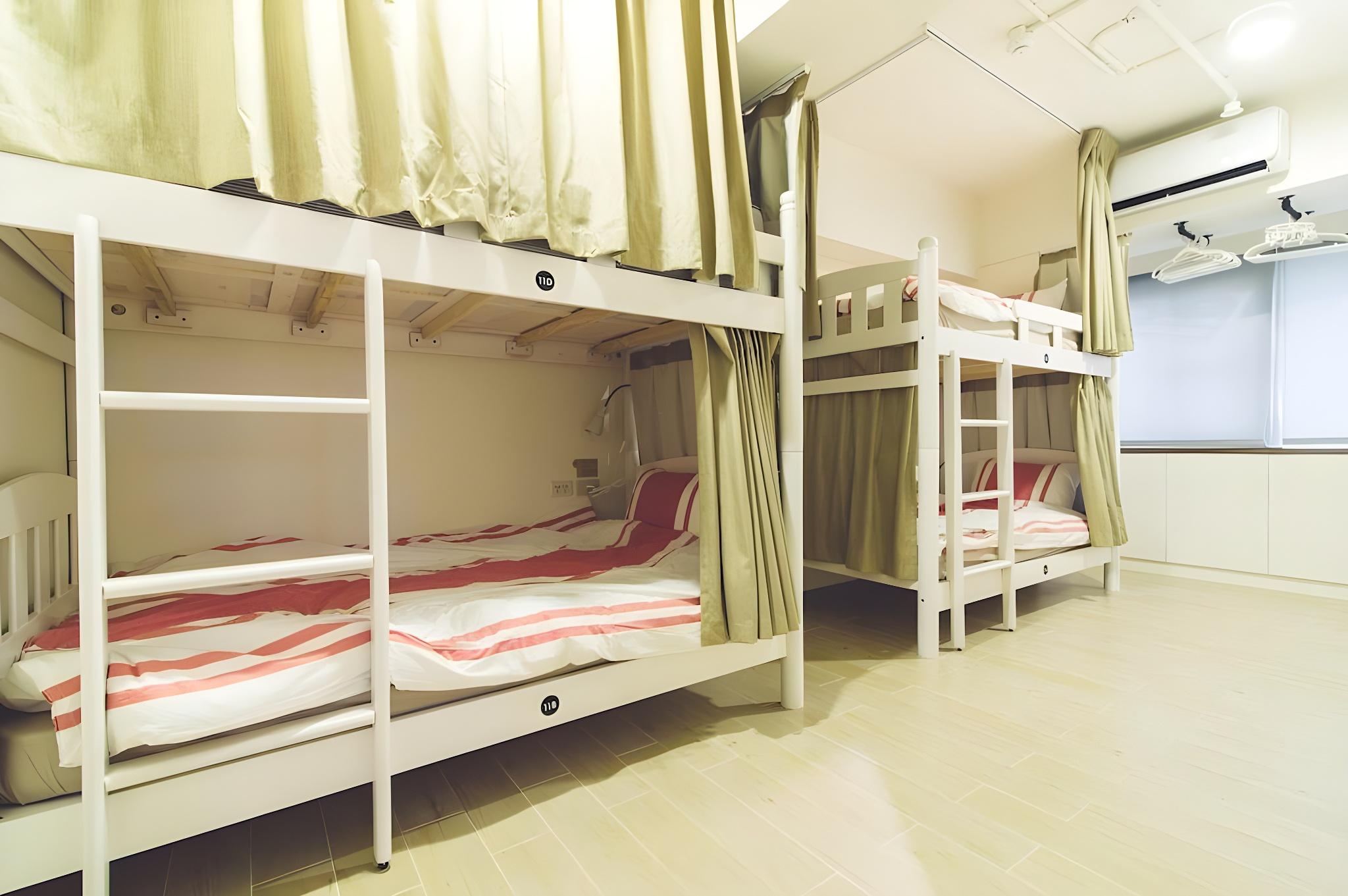 Private, Mixed Dorm, 4 People, Shared Bathroom