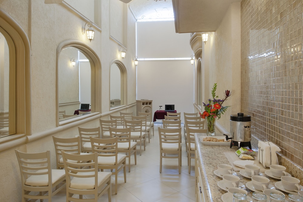 HOTEL AND SUITES QUINTA MAGNA 28/34