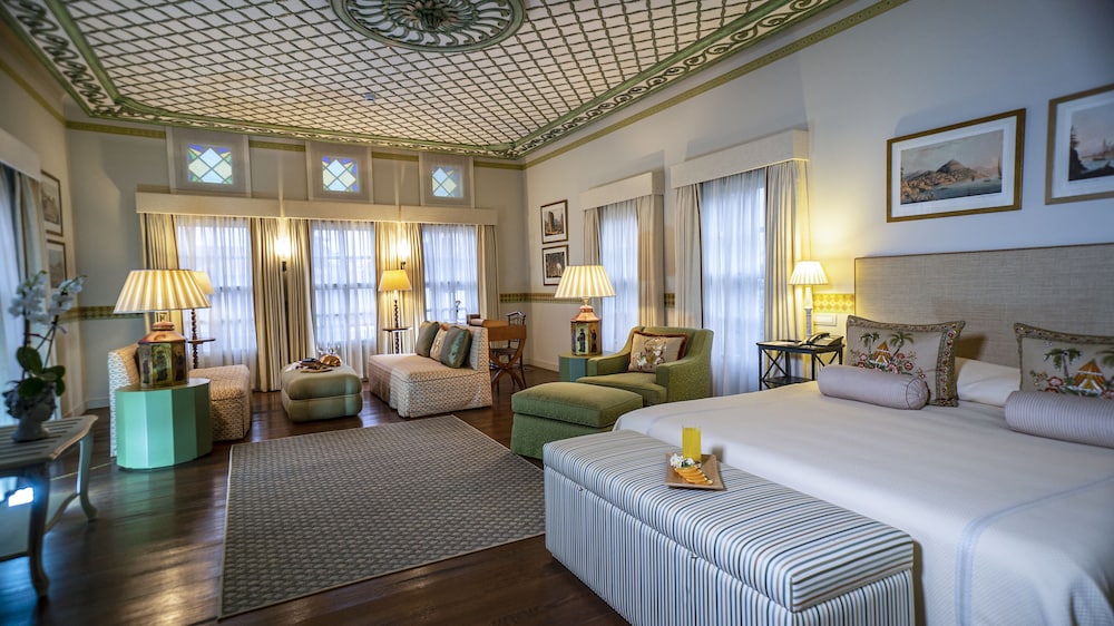 Luxury, Queen Bed