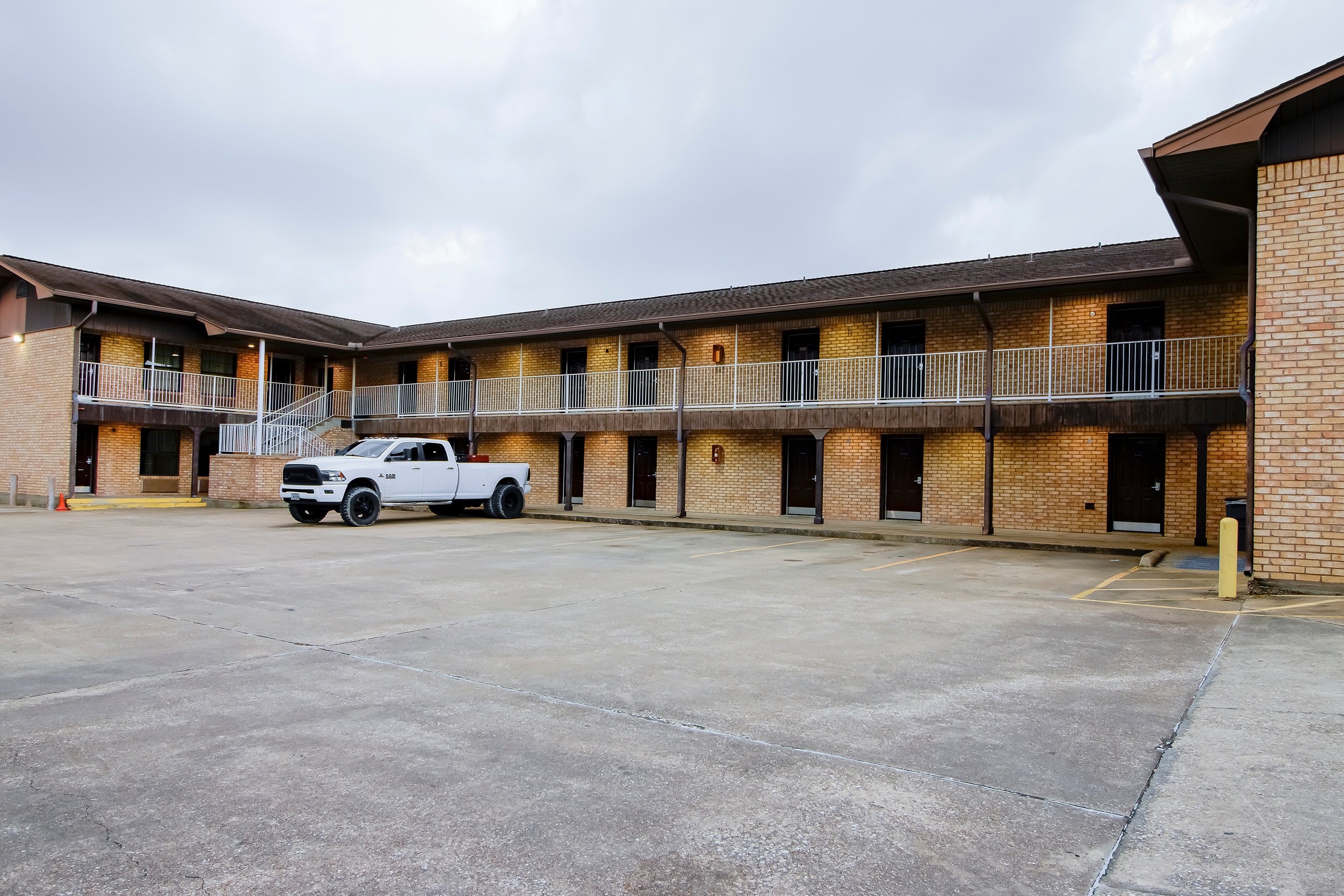 OYO Pinewood Inn & Suites Silsbee 11/20