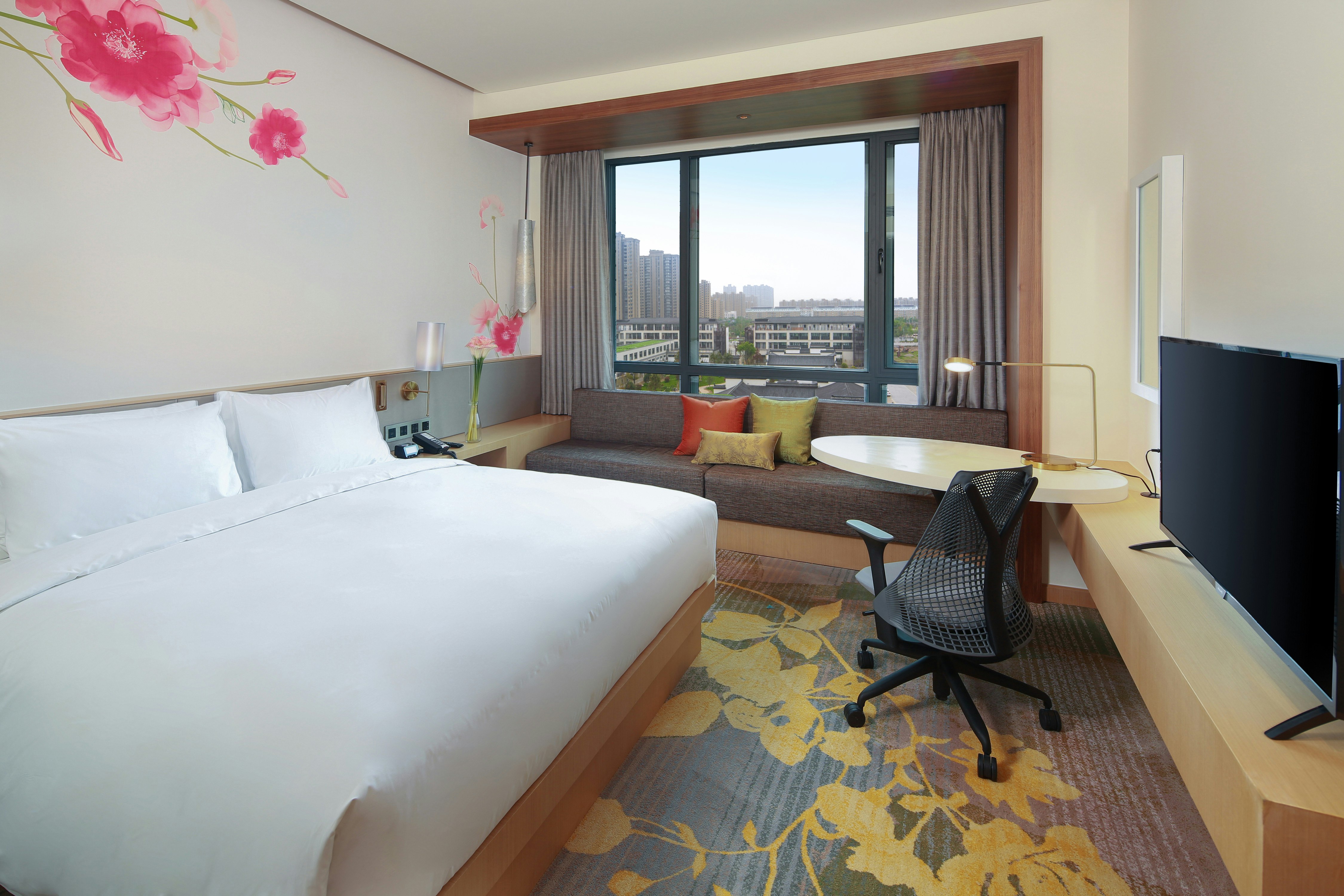 DELUXE, KING BED
