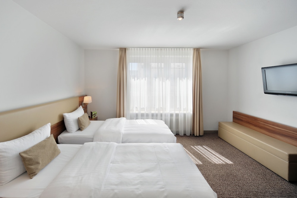 ROOM, DOUBLE OR TWIN BED