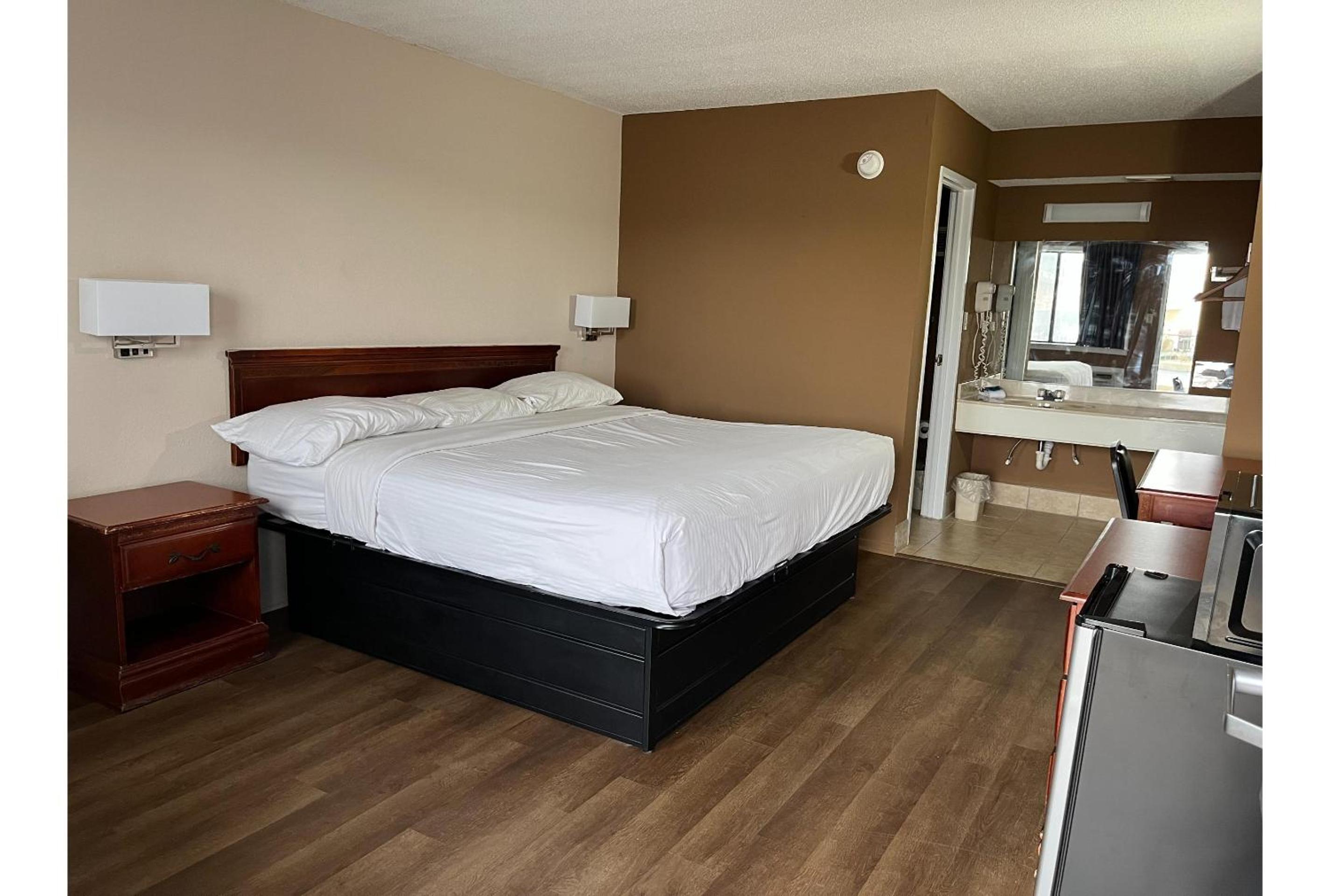 1 King Bed - Mob Acc RI Shwr Nsmk Micfridg