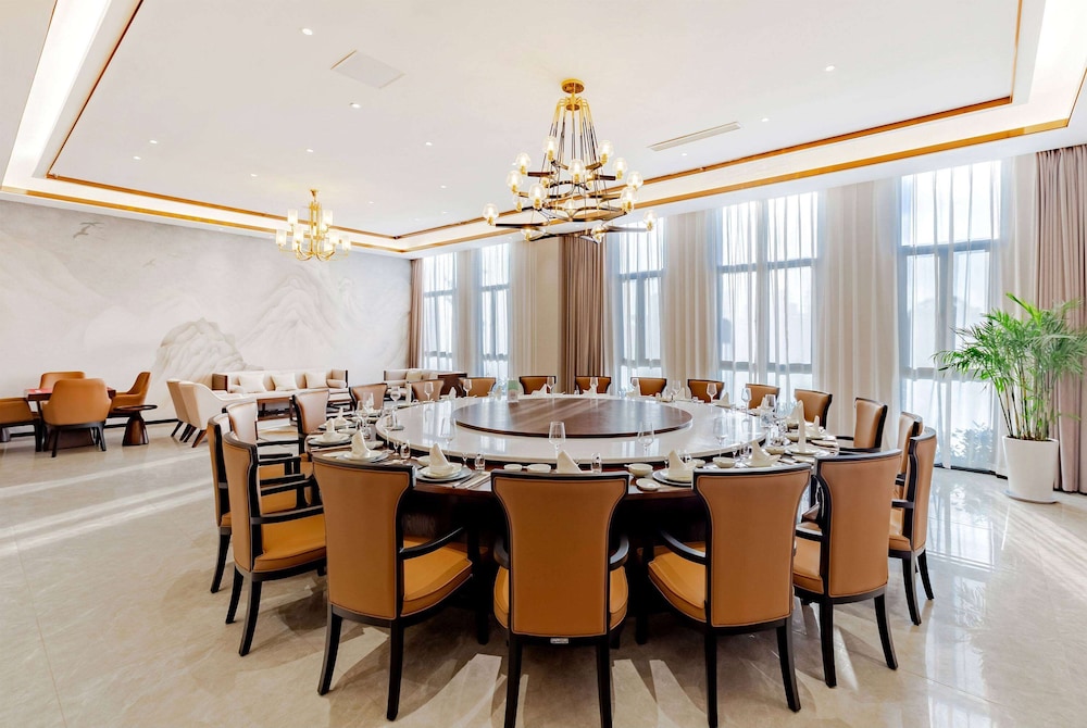 Howard Johnson Lakeview Hotel Huaibei 35/48