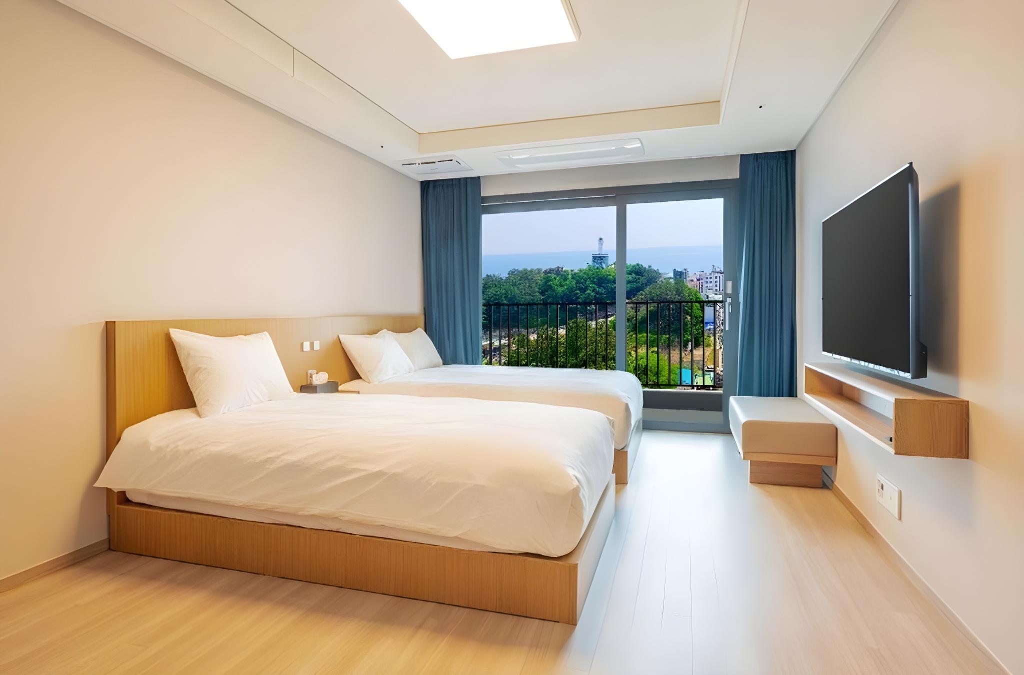 Pool, Deluxe, 1 Queen and 1 Single Bed, Partial Ocean View