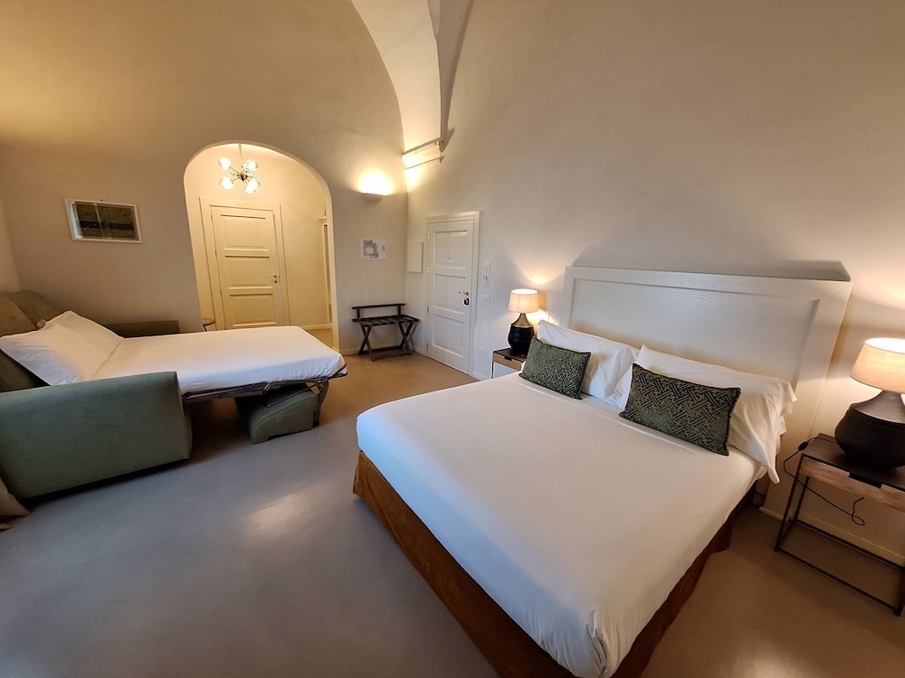 CLASSIC, QUADRUPLE, QUEEN BED