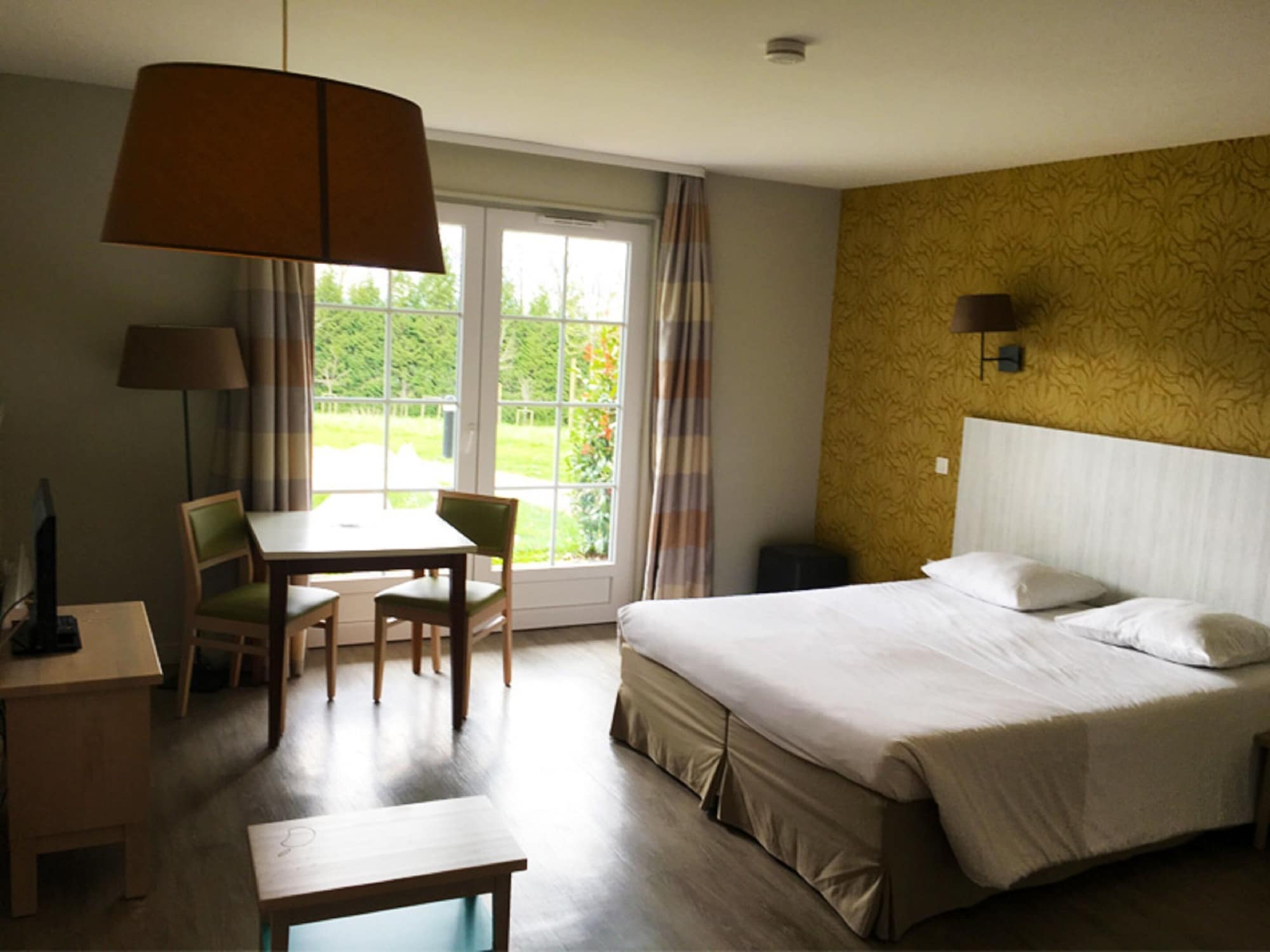 Studio, Queen Bed, Valley View