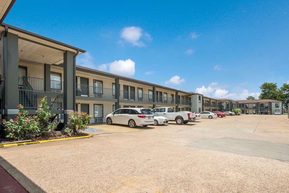 Econo Lodge Lake Charles University Area 46/48