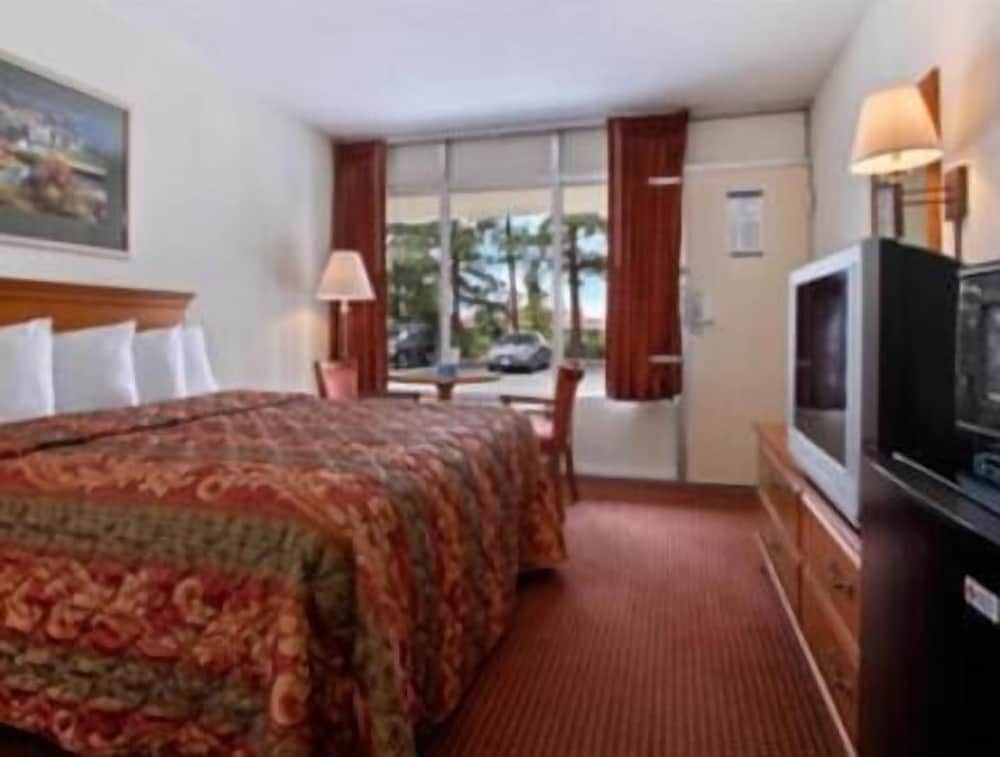 Travelodge Fredericksburg 18/24