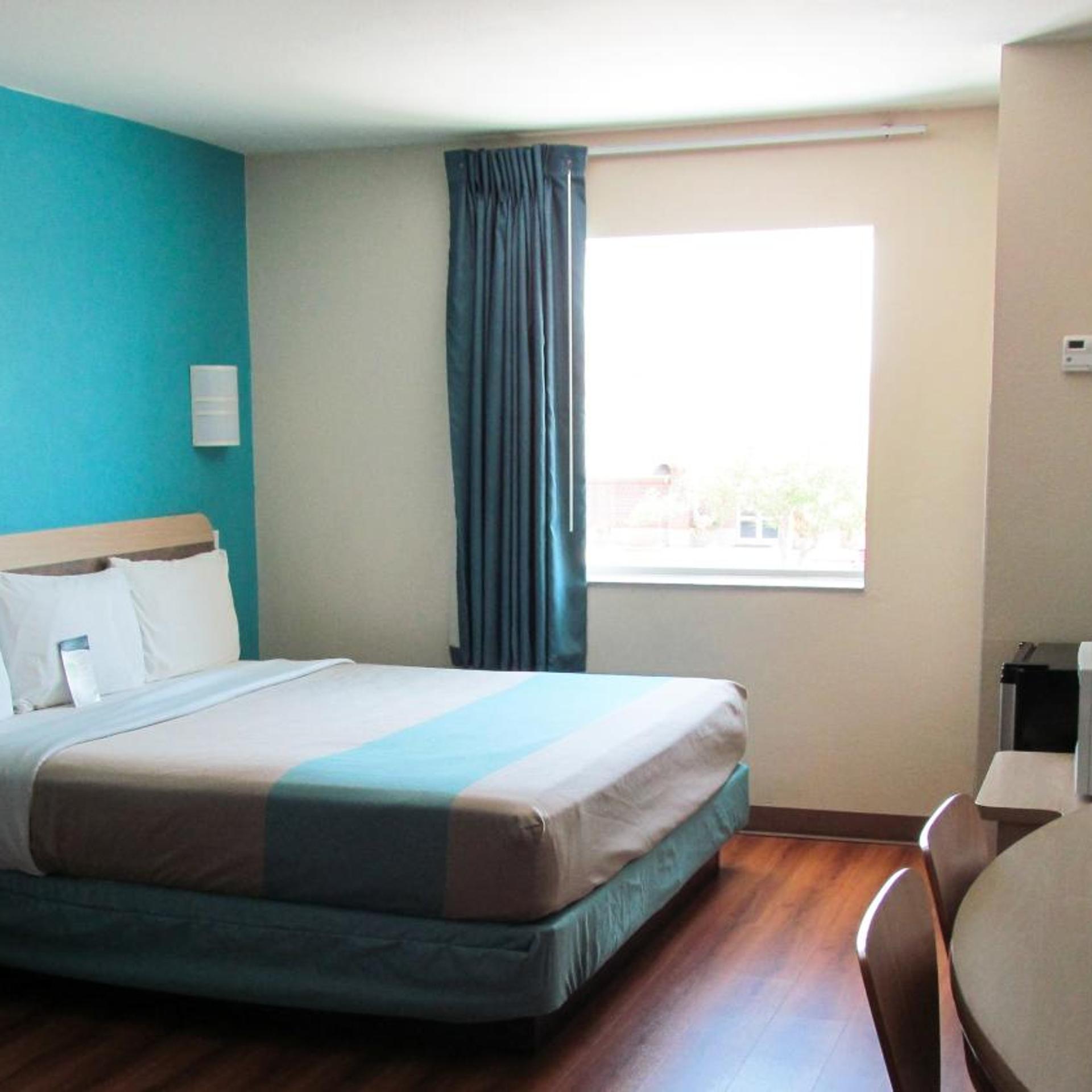 1 King Bed - Mobil Access Tub Nsmk Micfridg، Motel6 Norman, OK 2/10