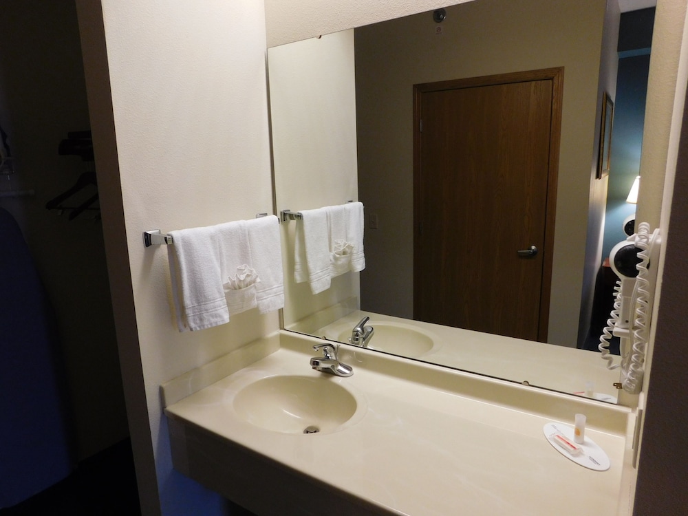 Reston Inn & Suites 49/50