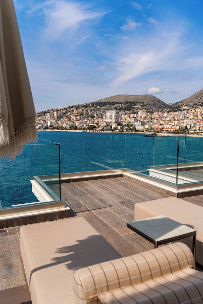 Demi Hotel 35/55