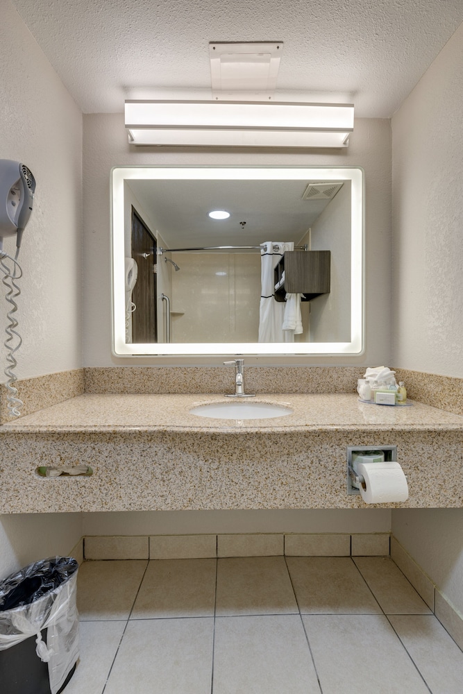 Alexis Inn and Suites Nashville Airport 7/40