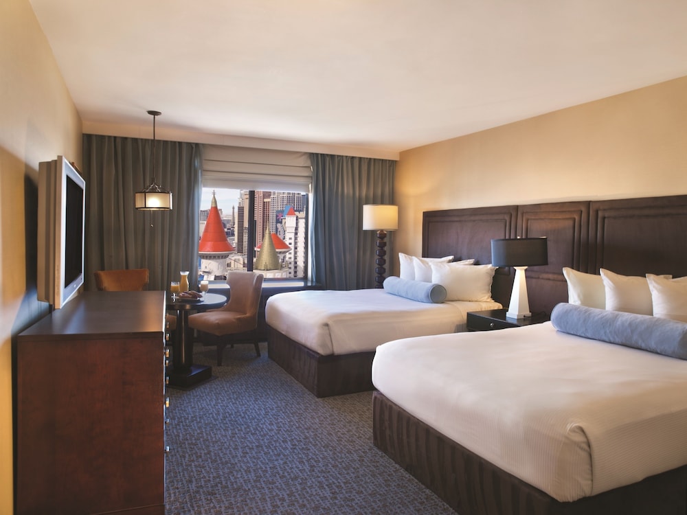 RENOVATED, 2 QUEEN BEDS, RESORT TOWER
