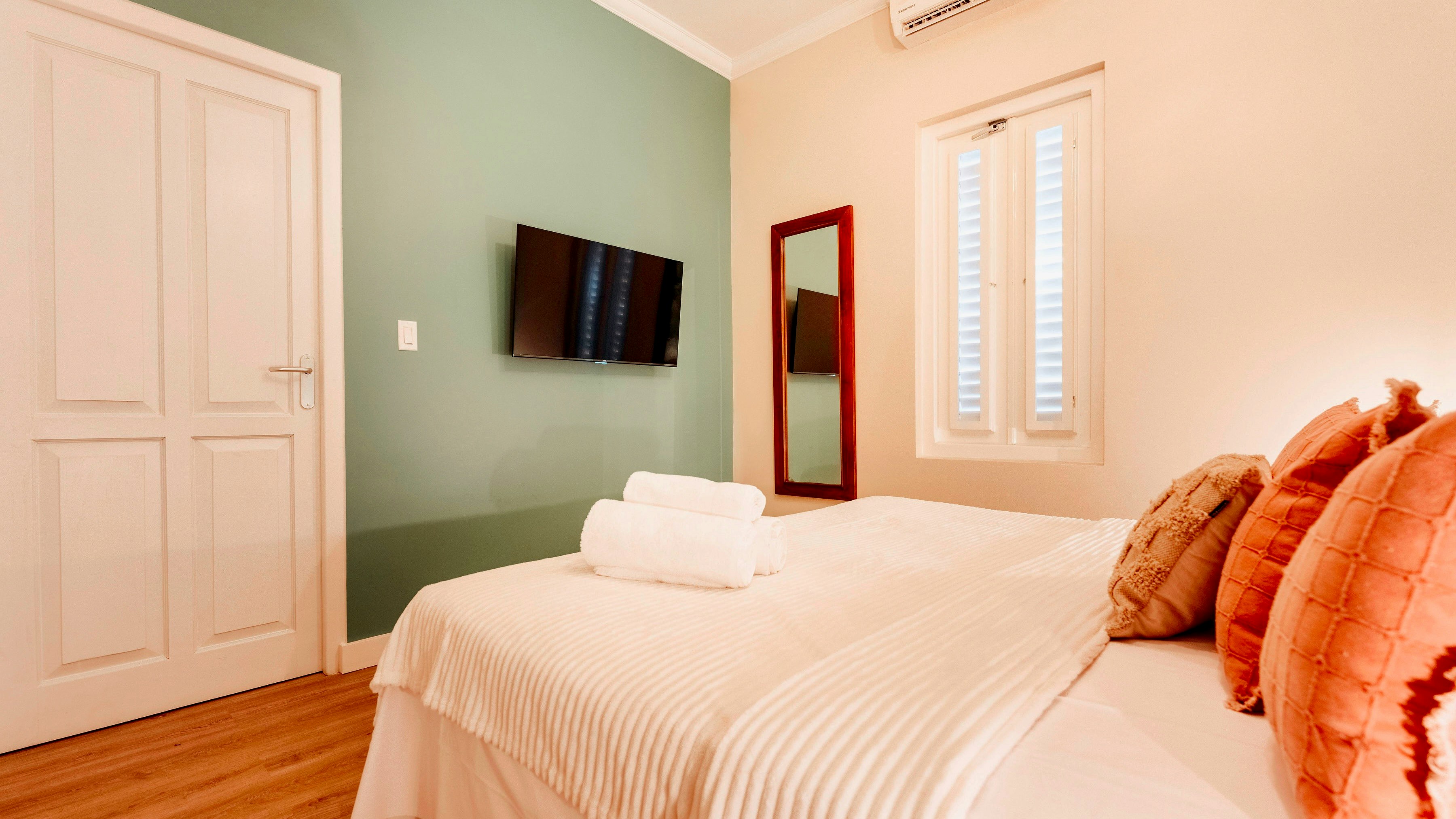 JUNIOR SUITE, KING BED