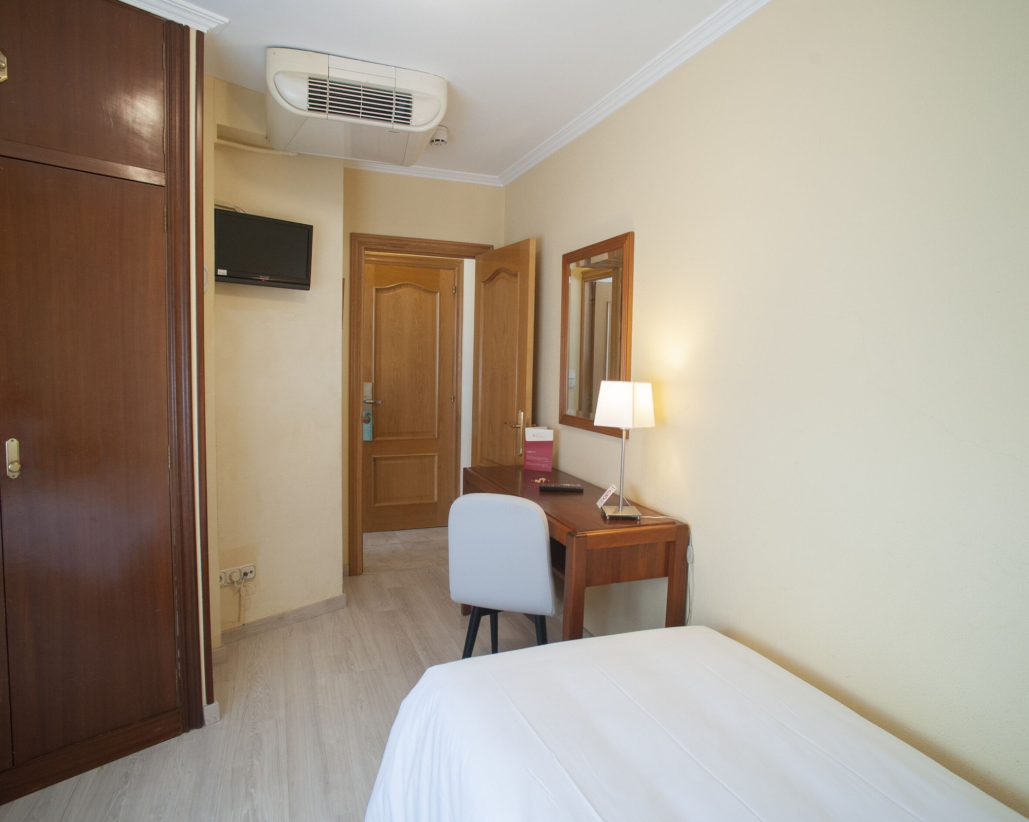 STANDARD, SINGLE, PRIVATE BATHROOM