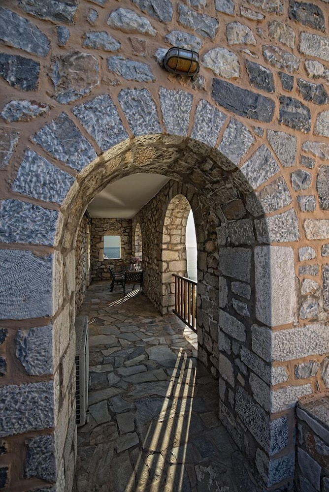 Limeni Village Hotel 33/37