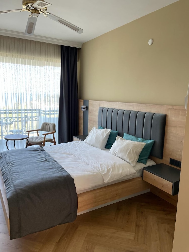 Carina Hotel 12/72