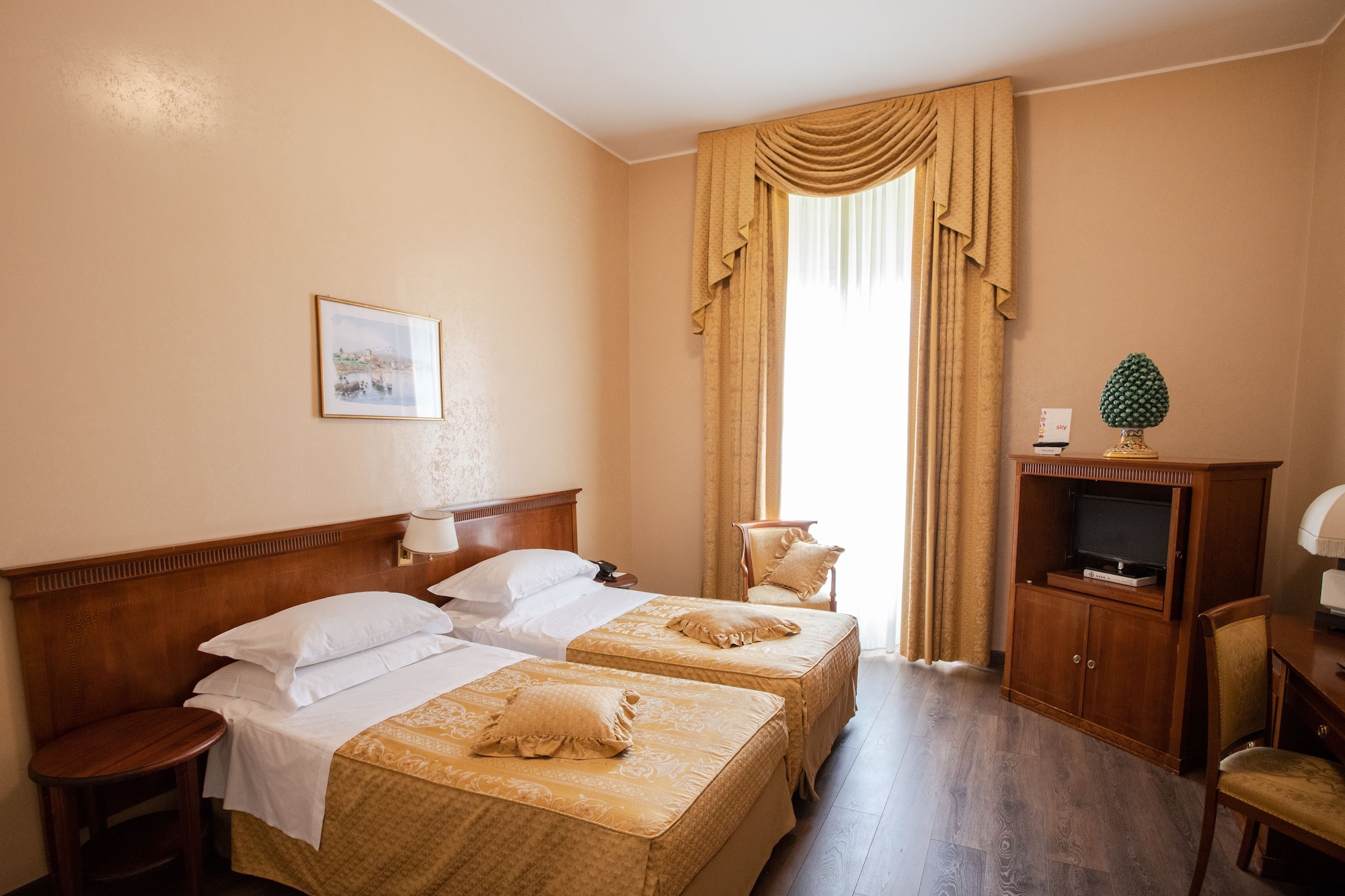 ROOM, DOUBLE OR TWIN BED