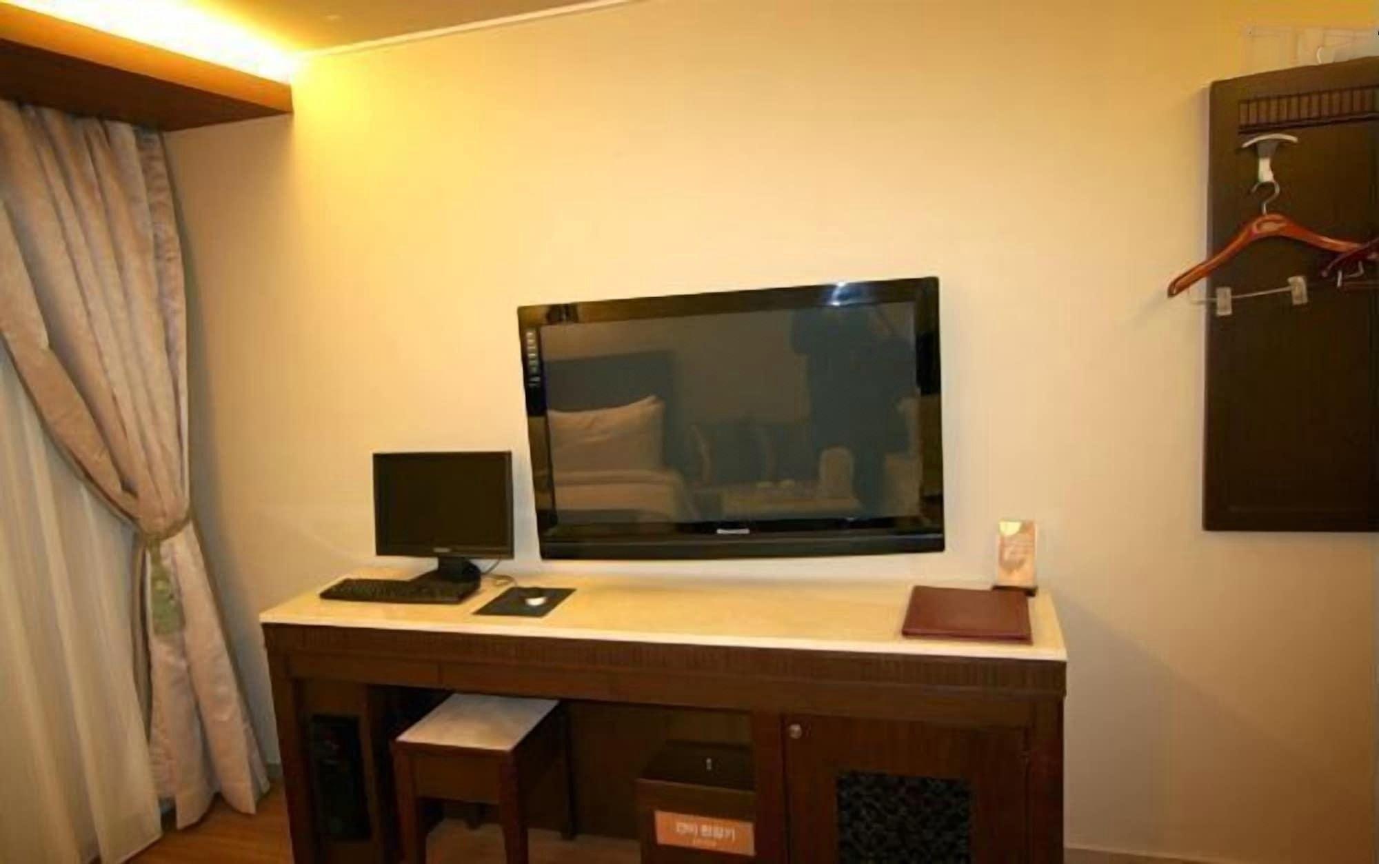 L's Hotel 14/15