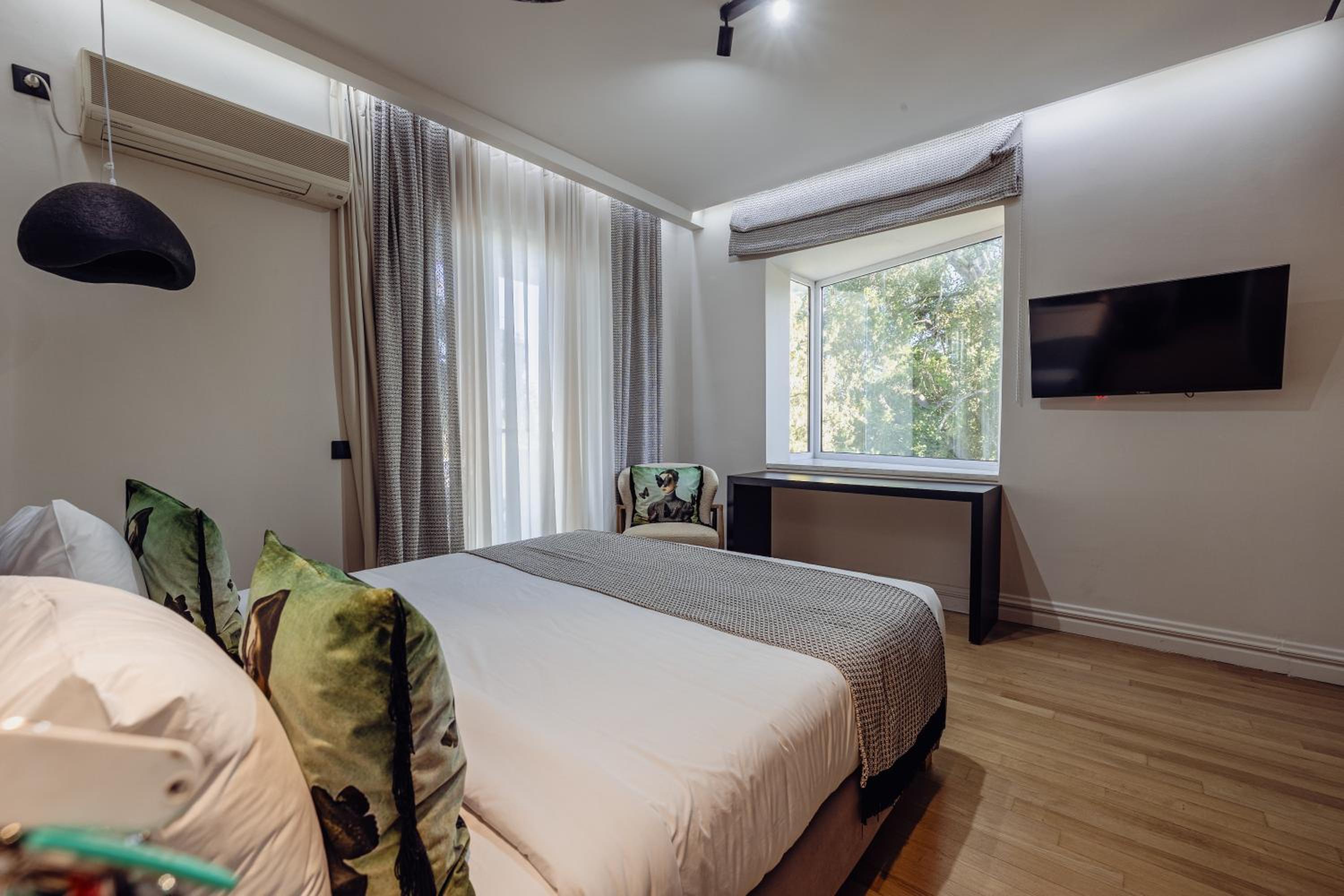 Executive, Suite, Queen Bed, Pool View