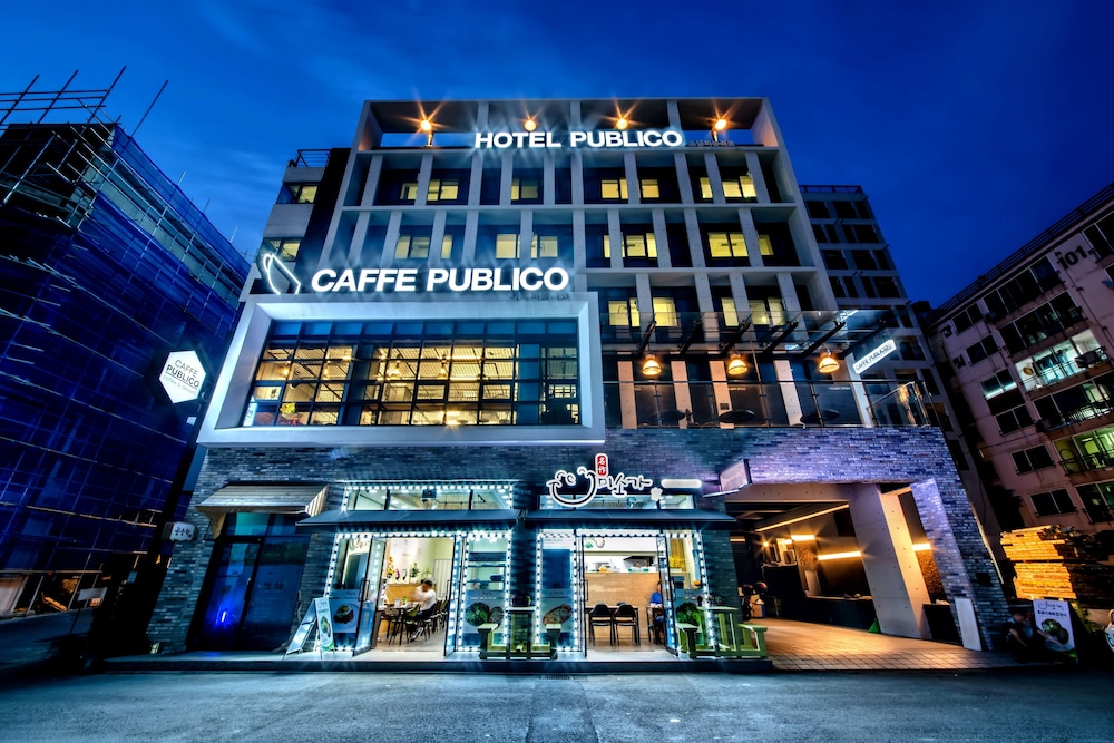Publico Hotel 2/50