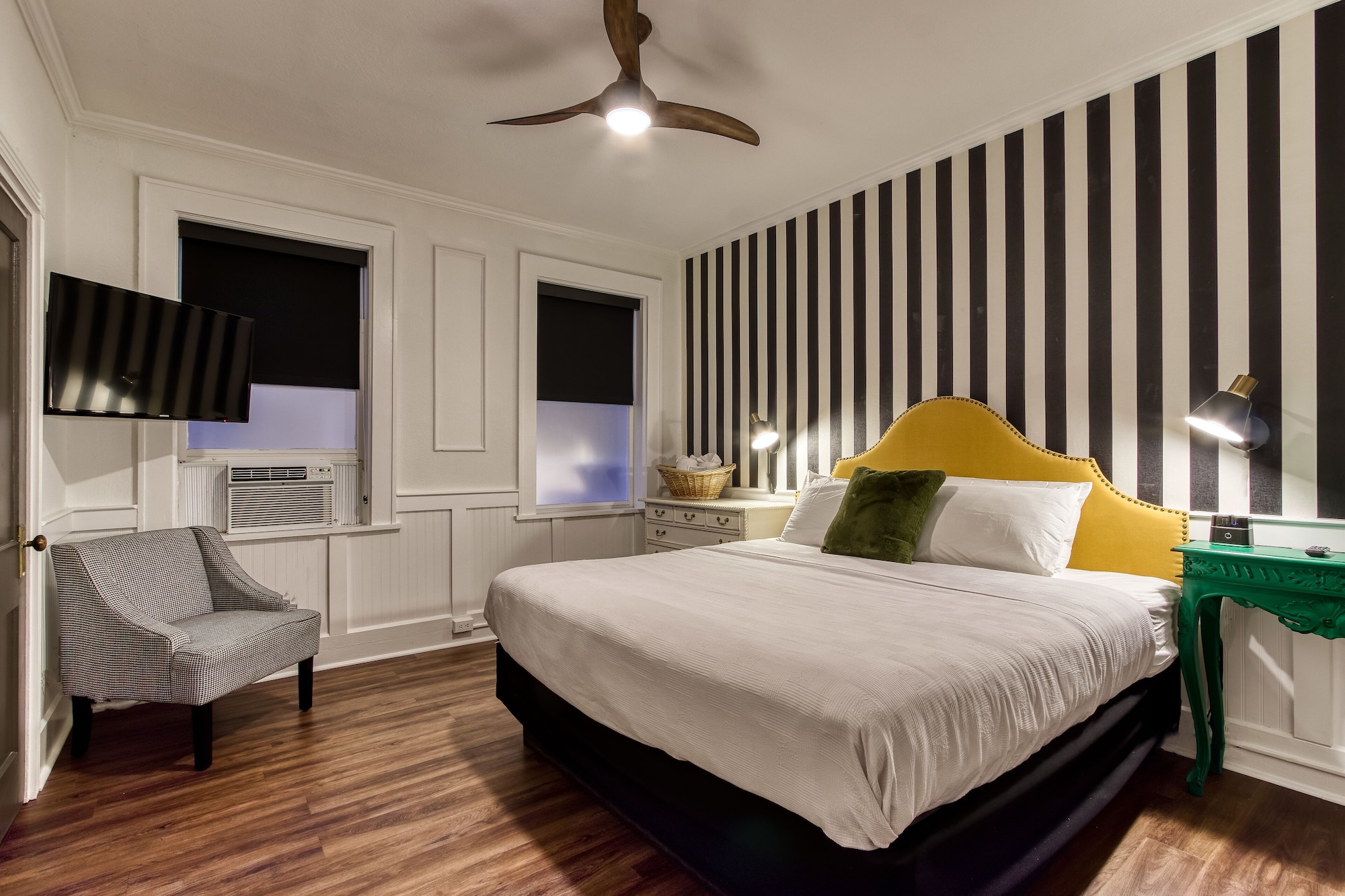 DELUXE, KING BED