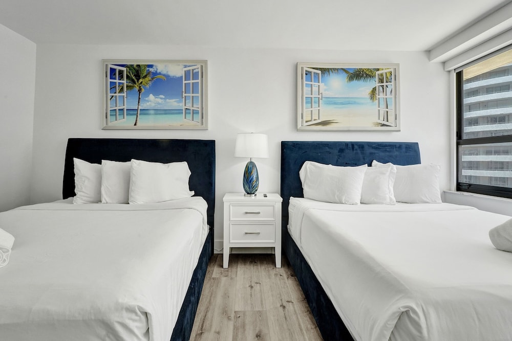 Cozy, 1 King and 2 Queen Beds, Ocean Front