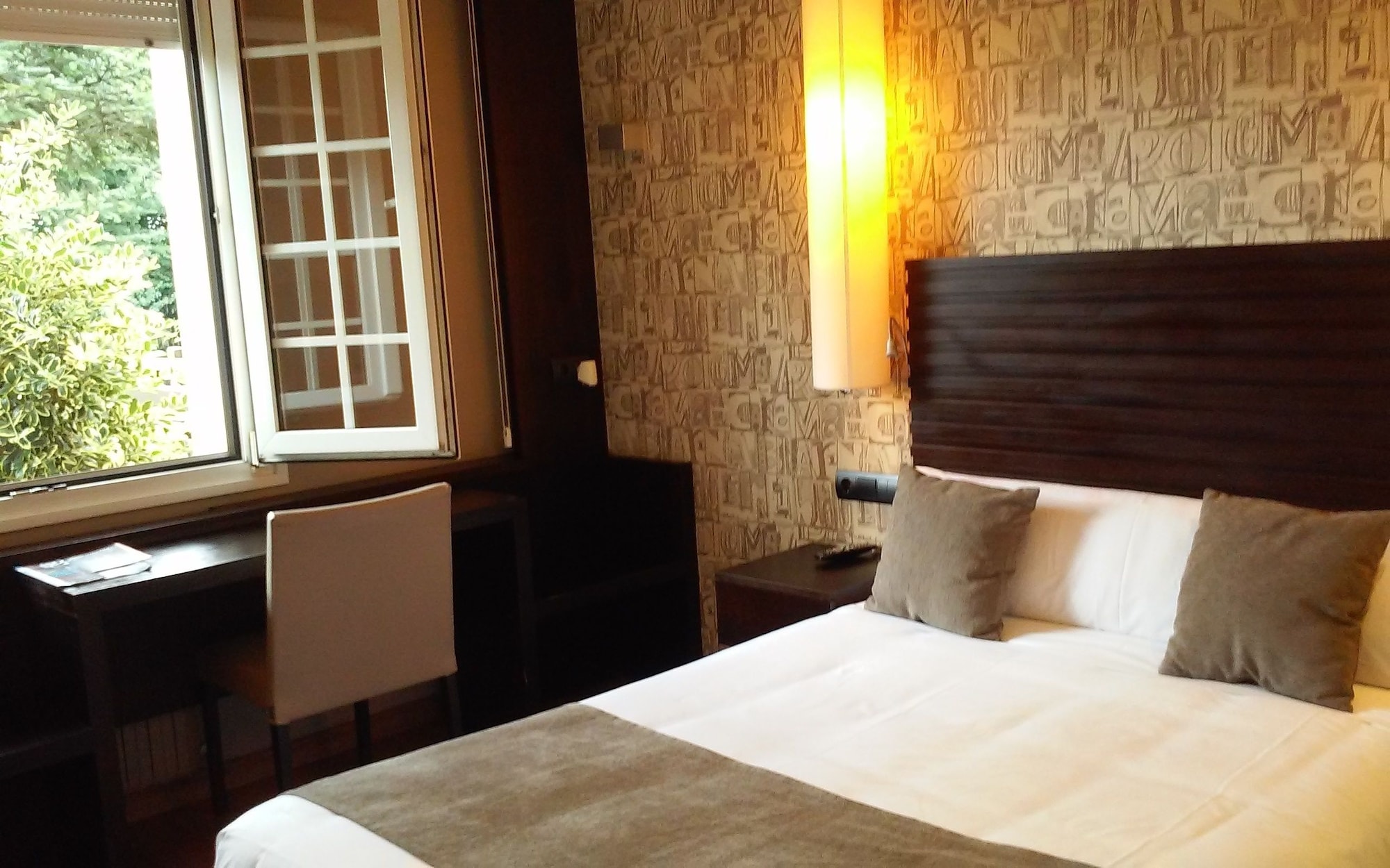 ROOM, DOUBLE BED