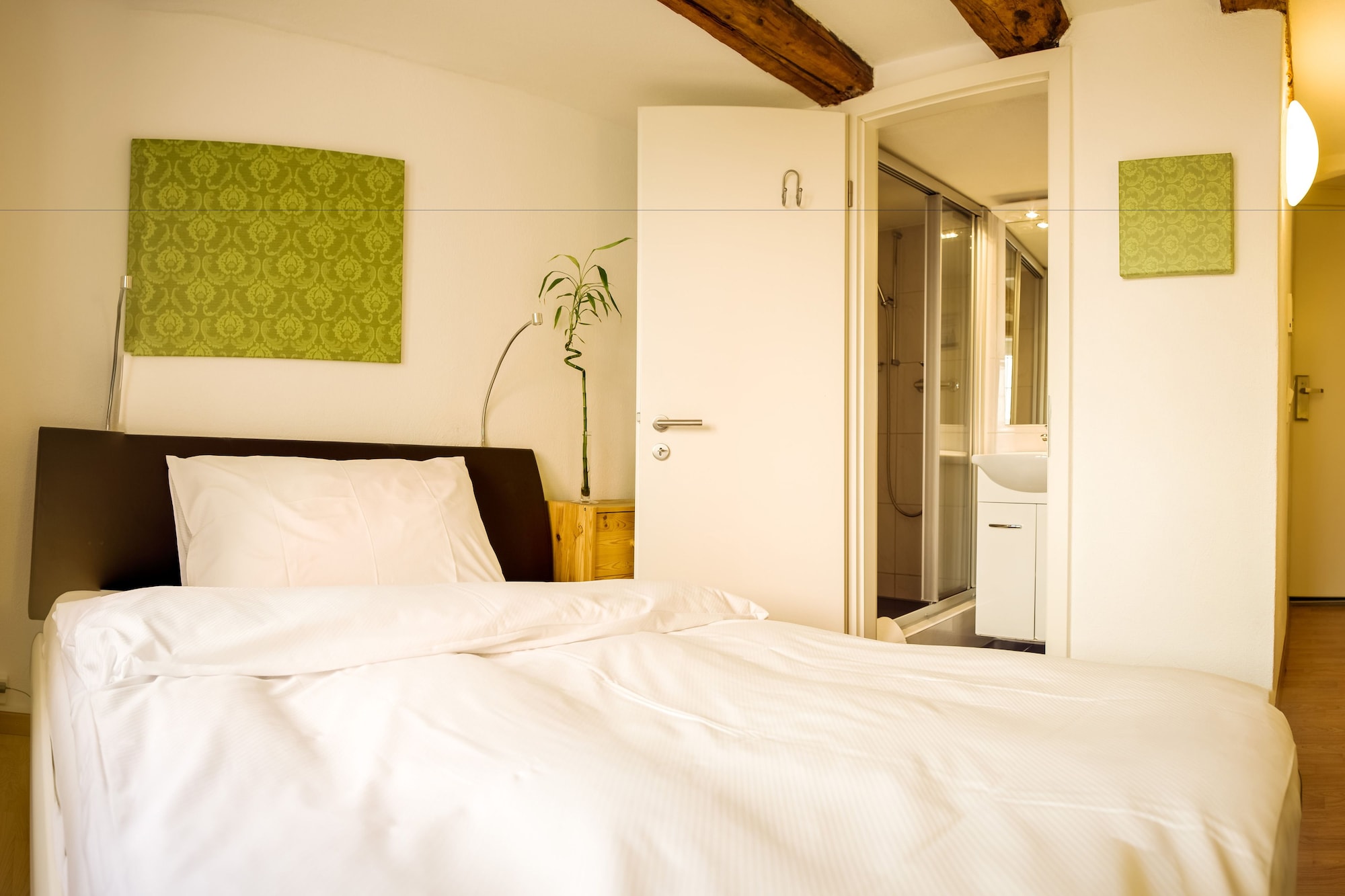 ROOM, SINGLE