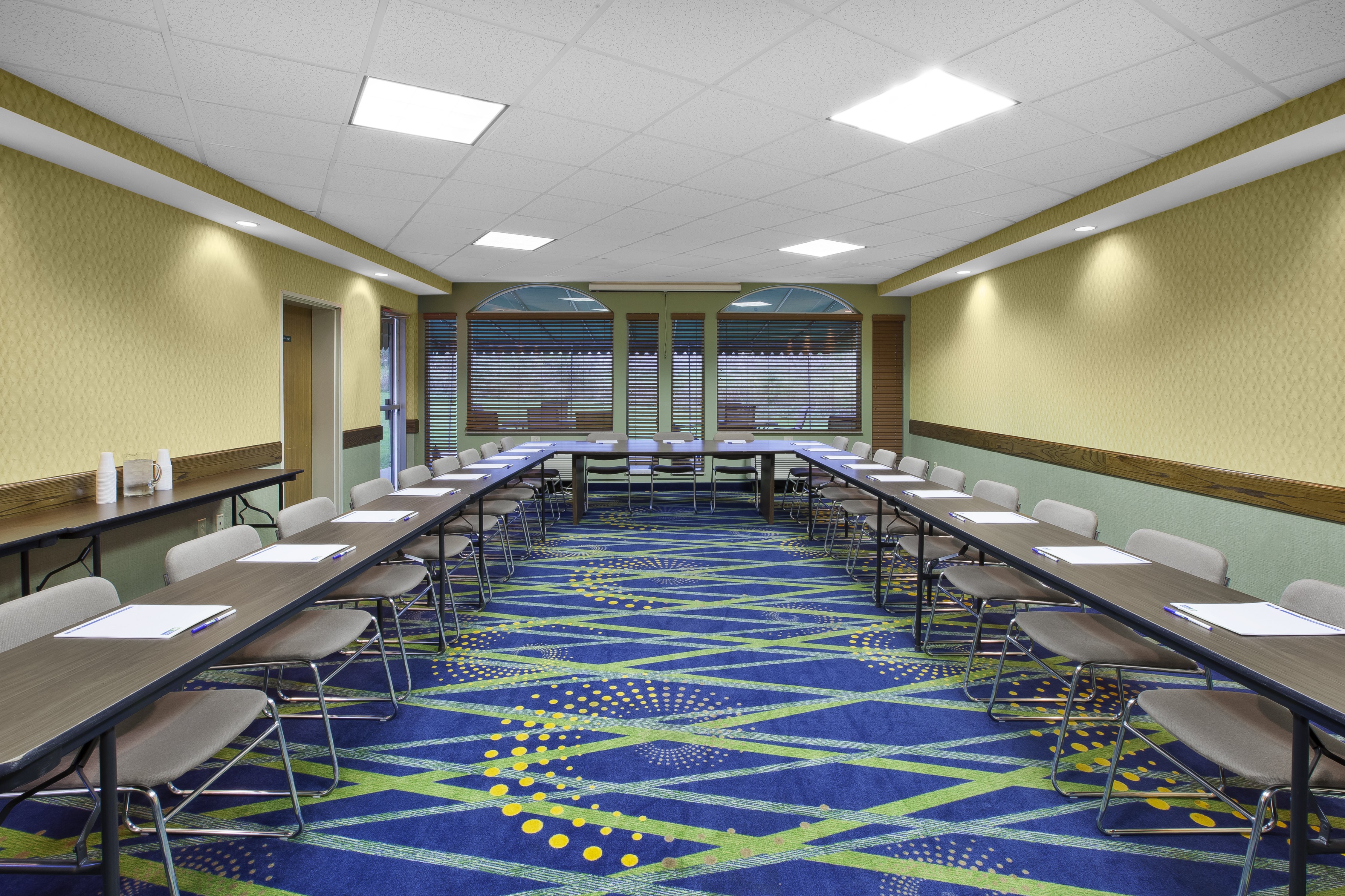 Holiday Inn Express Irwin (PA TPK Exit 67) 23/24