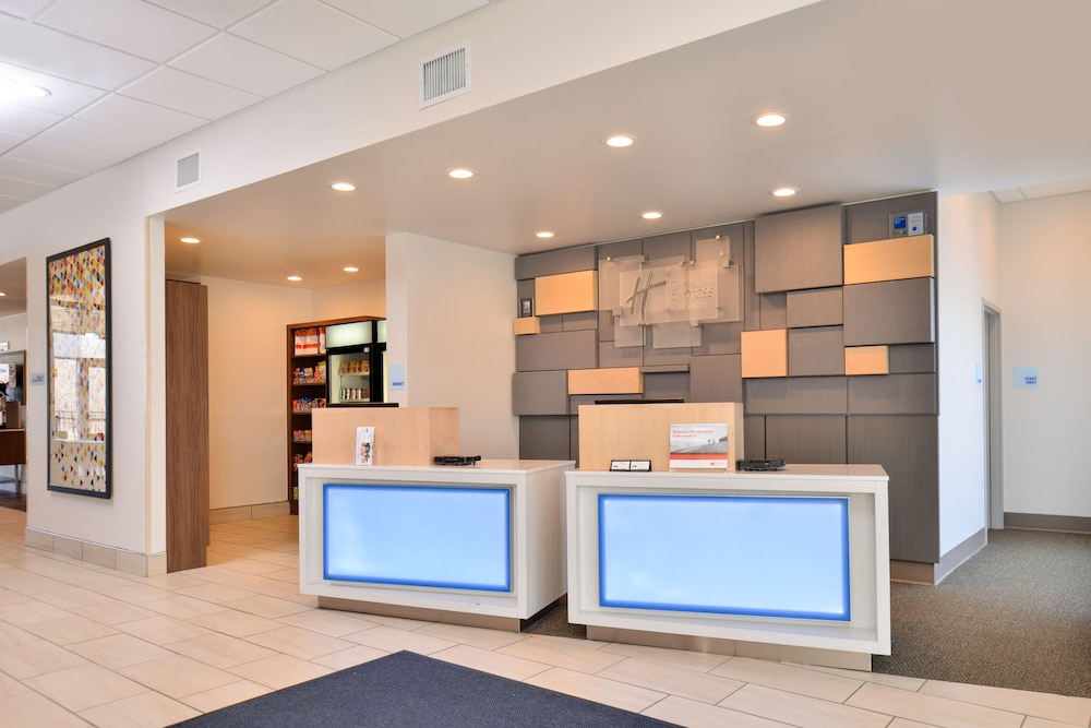Holiday Inn Express Suites Farmington Hills Detroit 8/54