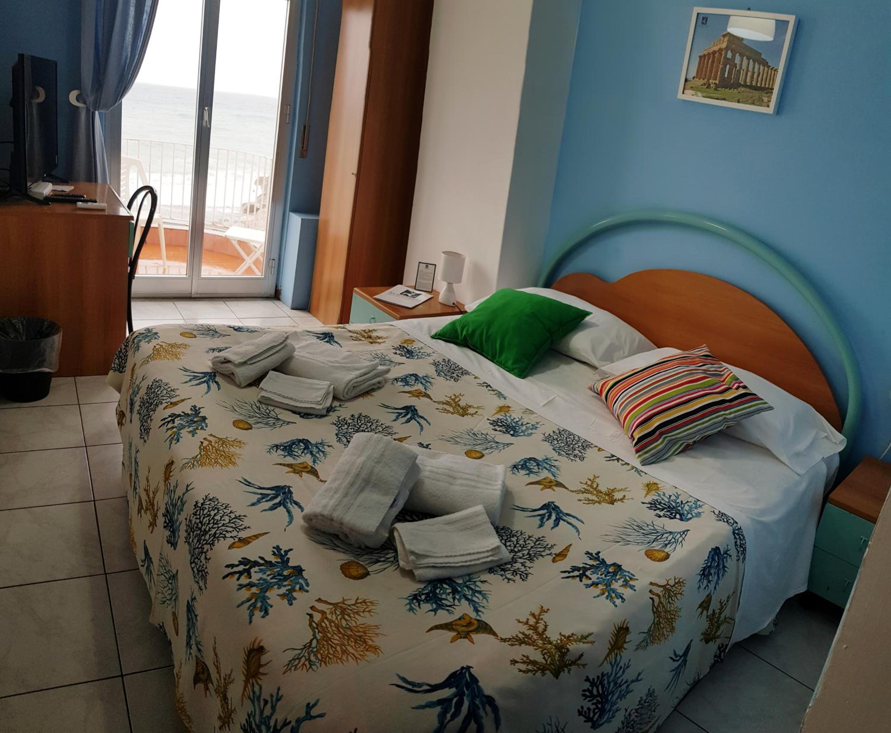 غرفة بسرير مزدوج بإطلالة على البحر بشرفة، Hotel La Scogliera 9/10