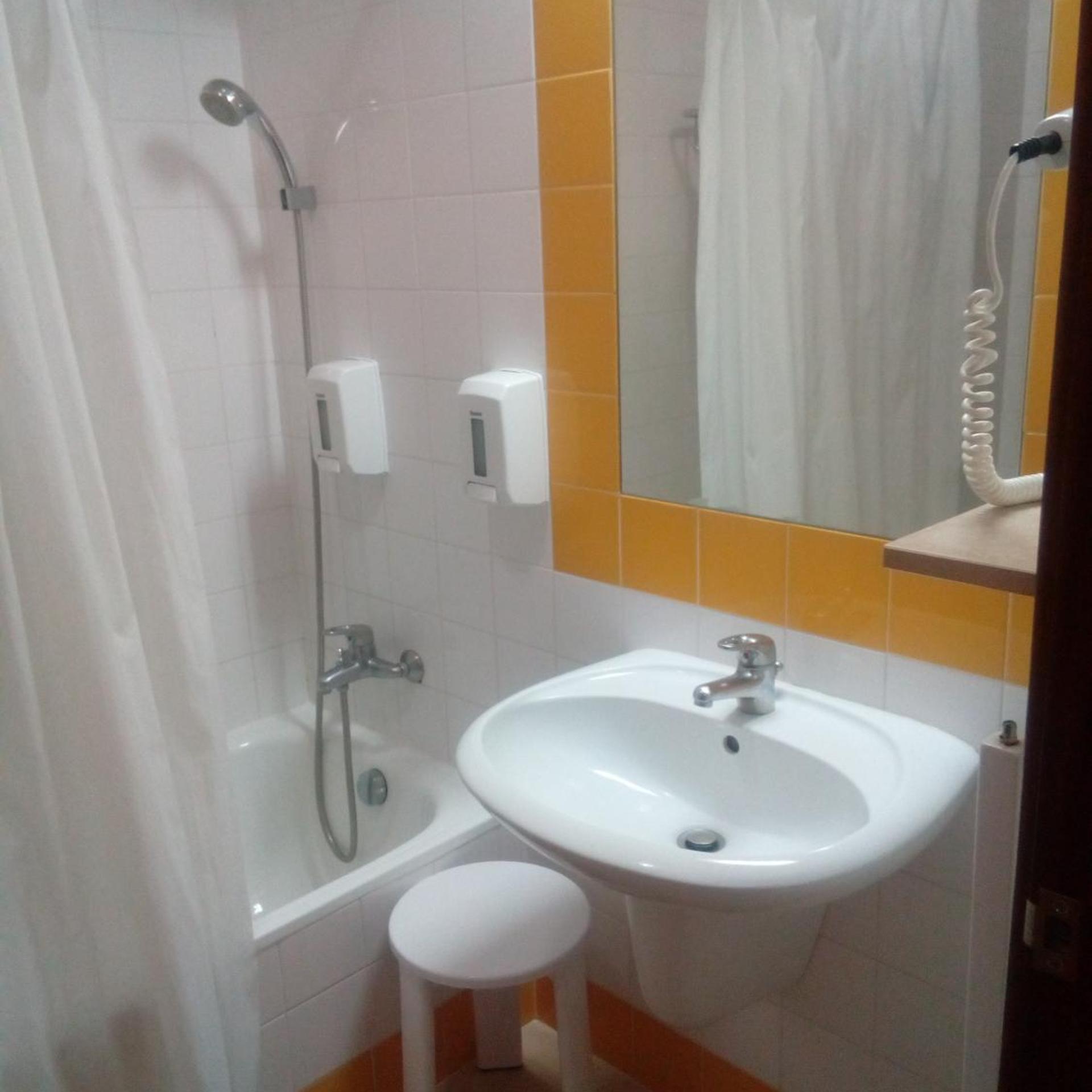 ROOM, SINGLE